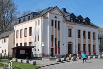 Weniger Kinder im Landkreis Zwickau: Erste Grundschulen planen Gemeinschaftsklassen - Die Grundschule in Bernsdorf. „Tun alles dafür, damit die Schule erhalten bleibt“, sagt die Bürgermeisterin.