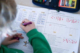 Weniger Kinder, viele Baustellen – Bildung bleibt Krisenfall - Lernen ist für einige Kinder in der Schule gar nicht so einfach. (Symbolbild)