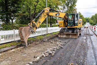 Weniger Kunden, kaum Informationen: Was die Sperrung der B 169 im Erzgebirge für Geschäfte bedeutet - Die Bauarbeiten auf der Bundesstraße 169 in Bad Schlema haben begonnen. Zunächst werden die Rinnsteine entfernt.