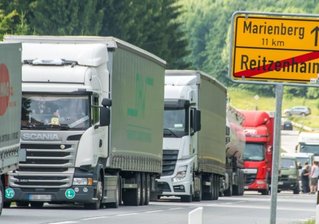 Weniger Lkw auf B 174? Ministerium erteilt Absage - Lkw-Verkehr 