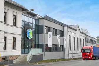 Weniger Lkw-Lärm in Oberlichtenau: Wie ein Chemiewerk das schaffen will - Ein Lkw parkt vor dem Chemieunternehmen Tunap an der Bahnhofstraße in Oberlichtenau.