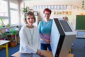 Weniger Luftfilteranlagen als geplant für Plauener Schulen - An der Grundschule Kuntzehöhe wollte man nicht warten: Vor einem guten Jahr hat die Schule auf eigene Kosten mobile Luftfilter angeschafft. Schulleiterin Heike Herold (links) und Kollegin Tina Walter bereuen die Anschaffung nicht.