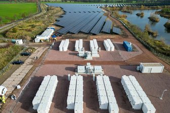 Weniger neue Solaranlagen - mehr Batteriespeicher - Batteriespeicher und Solaranlagen ergänzen sich zwar, entwickeln sich aktuell aber in unterschiedliche Richtungen. (Archivbild)
