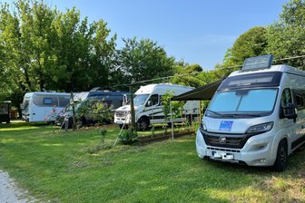 Weniger Reisemobile in Sachsen zugelassen - und die Preise? - Reisemobile auf einem Campingplatz in der norditalienischen Region Friaul-Julisch Venetien: Kastenwagen sind derzeit am populärsten.