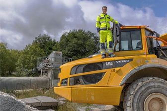 Weniger Staub: Firma Geomin in Hammerunterwiesenthal vergibt Auftrag für Bewässerungsanlage - Lukas Gelbke aus Hammerunterwiesenthal lässt sich bei Geomin in seinem Heimatort zum Baumaschinenführer ausbilden. In dem Bereich, in dem er hier mit dem Fahrzeug steht, sollen demnächst an der Bandanlage (hinten) Düsen zum Bewässern installiert werden, um die Staubbelastung in der Umgebung zu reduzieren.