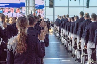 Weniger Stellen für Polizeinachwuchs geplant - Vereidigung Polizeianwärter im Flughafen Dresden. 