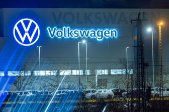 Weniger Stimmen für die IG-Metall-Fraktion: So lief die Betriebsratswahl im Zwickauer VW-Werk - Schriftzug am Volkswagen-Werk in Zwickau. Ein neuer Betriebsrat im Fahrzeugwerk ist gewählt.
