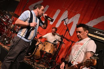 Weniger Straßenkampfattitüde: Punk-Legenden im Chemnitzer Atomino - Das Bier schmeckt, die Band Lousy im Atomino Chemnitz.
