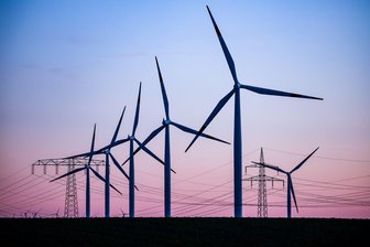 Weniger Strom-Abregelungen in Ostdeutschland - Sachsen-Anhalt zählt zu den größten Energieerzeugern bei Windkraft: Um Netze nicht zu überlasten, müssen Anlagen auch mal abgeschaltet werden. (Archivbild)