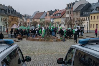 Weniger Teilnehmer: Rechtsextreme „Freie Sachsen“ verlieren in Hartha an Zulauf - Etwa 60 Menschen demonstrierten am Sonntag gegen die geplante Flüchtlingsunterkunft.