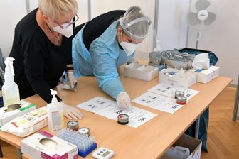 Weniger Testzentren noch in Betrieb - Im von der Kommune betriebenen Testzentrum im Städtischen Festsaal in Freiberg ist die Nachfrage gestiegen. Im Bild: Testerin Tina Hartung (r.) und Mitarbeiterin Olivia Zaspel.
