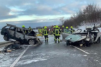 Weniger Unfälle aber mehr Verkehrstote in Mittelsachsen: Polizei legt Statistik vor - 18 Menschen kamen 2025 in Mittelsachsen bei Verkehrsunfällen ums Leben, so wie am 13. Januar, als bei Hartmannsdorf zwei Autofahrer bei einem Frontalzusammenstoß starben.