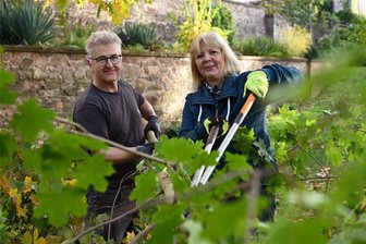 Weniger Wildwuchs, schönere Aussichten: Bürger packen beim Parkseminar im Schlosspark Wechselburg an - Michael Zieger und Renate Groeneveld gehören zu den Wechselburgern, die beim Parkseminar im Schlosspark mit angepackt haben.