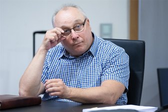 „Wenn alle untreu werden...“: Auftritt auf Parteitag führt zu neuem Disziplinarverfahren gegen AfD-Richter Maier - Der Ex-Bundestagsabgeordnete Jens Maier im Mai bei der Verhandlung seiner Klage gegen Sachsens Verfassungsschutz.