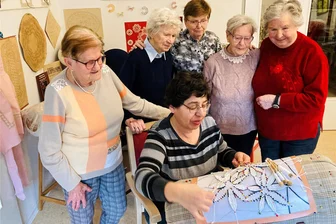 Wenn am Klöppelsack die Erinnerungen erwachen: Eine Tagespflege im Erzgebirge entführt ihre Gäste in die Vergangenheit - Klöppellehrerin Ilona Meyer aus Schwarzenberg besuchte die Frauen in der Tagespflege der Diakonie Erzgebirge in Erlabrunn und ließ sich gern über die Schultern schauen.