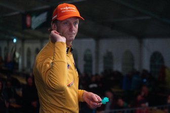 Wenn an der Vogtland-Arena Pfeile fliegen: Lokale Helden treten bei Dartsturnier gegen Skisprung-Promis an - Heinz Kuttin, Skisprung-Bundestrainer der Frauen, nahm ebenfalls am Dartsturnier teil.