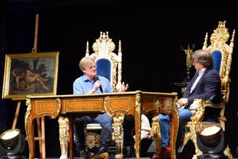 Wenn Antiquitäten noch kleine Geschichten erzählen - Der Greizer Museumsdirektor Rainer Koch (links) nutzte das live übertragene Gespräch mit Veranstalter Karl-Heinz "Charly" Breitzmann in der mondänen Kulisse der Veranstaltung "Kleines für Feines", um an die Zeiten des kleinsten Fürstentums in Deutschland zu erinnern und vom Potenzial der ehemaligen Residenzstadt Greiz zu schwärmen.