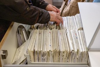 Wenn Arztpraxen im Vogtland schließen: Wie komme ich an meine Patientenakte? - In einer Arztpraxis können sich allerhand Akten ansammeln.