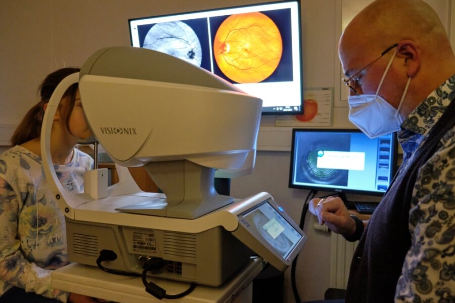 Wenn Augenärzte fehlen: Optiker hat mit Vorsorge-Screening Erfolg - Optikermeister Benedikt Lommer beim telemedizinischen Augen-Screening. Die hochaufgelösten Aufnahmen des ganzen Auges und speziell der Netzhaut werden dabei auch direkt auf einem Bildschirm abgebildet. 
