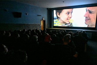 Wenn aus dem Sohn eine Tochter wird: Kritisches Kino in Limbach-Oberfrohna macht Trans-Identität zum Thema - Der Kinosaal war in Limbach-Oberfrohna zur jüngsten Ausgabe der Veranstaltungsreihe „Kritisches Kino“voll besetzt. Gezeigt wurde der Film „Oskars Kleid“. Danach diskutierte ein Teil der Zuschauer mit Expertinnen weiter.
