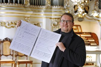 Wenn aus Handyfotos Musik wird: Hohenstein-Ernstthaler Kantor erweckt vergessene Sinfonie zum Leben - Kantor Willy Wagner hat das vergessene Werk eines in Hohenstein-Ernstthal geborenen Komponisten wieder ans Licht geholt. Am Sonntag wird Erich Wolf Degners Sinfonie aufgeführt.
