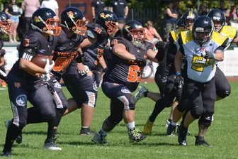 Wenn aus „Party“ Pech wird: American Footballer aus dem Vogtland und Erzgebirge beenden Duell vorzeitig - Die Vogtland Rebels (links), hier gegen Freiberg, haben sich in der Verbandsliga Mitteldeutschland den zweiten Platz gesichert.