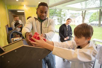 Wenn aus Plastikmüll ein neues Lineal entsteht: Adorfer Schüler erleben besonderen Thementag - An der Zentralschule in Adorf fand am Freitag ein sogenannter Upcyclingtag statt. Schüler der Zentralschule und der Grundschule lernten vieles über Nachhaltigkeit und Wiederverwendung von Plastikmüll.