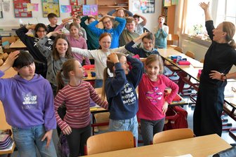 Wenn Außerirdische im Freiberger Dom landen: Schüler inspirieren Star-Komponistin Cathy Milliken - Schüler der Freiberger Gottfried-Silbermann-Schule proben mit Komponistin Cathy Milliken. Foto: Eckardt Mildner