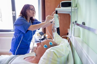 Wenn beim Schlafen der Atem stockt: Erzgebirger spricht über Schlafapnoe - Im Schlaflabor in Stollberg werden Patienten untersucht, wenn Verdacht auf Schlafapnoe besteht. Eine gestörte Atmung bedeutet für den Körper Stress – das begünstigt Folgeerkrankungen und kann handfeste Probleme im Alltag mit sich bringen.