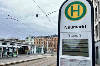 Wenn Bus und Bahn im Depot bleiben: So ist der Streik im Kreis Zwickau gelaufen - Gähnende Leere an Zwickaus zentraler Umsteigestelle Neumarkt, wo sich sonst Busse und Bahnen im Viertelstundentakt begegnen. Immerhin: Die elektronische Anzeigetafel informierte über den Streik.