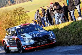 Wenn das Auto stehen bleibt - Rallyepilot Carsten Mohe  und sein Beifahrer aus Tannenberg traten zur 57. ADAC-Rallye Erzgebirge weder im Renault Megane Maxi noch im gemieteten Skoda Fabia Rally2 Evo an. 