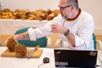 „Wenn das Brot richtig gut ist, braucht es keine Wurst“: Woran ein Meister ein gutes Brot erkennt - Sehr gut, gut oder durchgefallen. Die jährliche Brotprüfung ist eine ernste Sache.