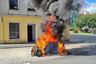 Wenn das E-Auto brennt: Sind Mittelsachsens Wehren gerüstet? - Wenn ein E-Auto wie hier in Flammen steht, brauchen Feuerwehren mehr Löschwasser am Brandort. Vor dem Hintergrund erscheint der Wunsch nach größeren Tanklöschfahrzeugen nachvollziehbar. 