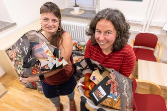 Wenn das Geld nicht mehr für Weihnachten reicht: Diakonie organisiert Christbaumaktion - Marika Krüger und Kerstin Rudolph (v. l.) vom Diakoniewerk Rochlitz haben Lebensmitteltüten für ihre Klienten gepackt.