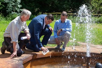 Wenn das Geld nicht mehr sprudelt: Welches ungelöste Problem der Vogtlandkreis vor sich herschiebt - Im Vogtlandkreis sprudelt kein Geld mehr. Landrat Thomas Hennig (Mitte, hier an der Thermalquelle Geilsdorf bei Vorstellung eines Geothermie-Projekts mit Horst Kämpf und Sascha Görne) hat den Geldhahn zugedreht.