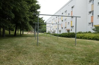 Wenn das Gras in Reichenbach auf dem Wäscheplatz wuchert - Endlich gemäht: einer der Wäscheplätze an der Albert-Schweitzer Straße in Reichenbach.