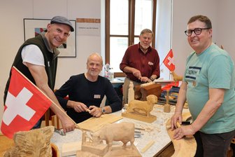 Wenn das Handwerk Ländergrenzen überwindet: Internationale Gäste bei Schnitzertagen im Erzgebirge - Die Schweizer Flaggen fielen auf: Kursleiter Thomas Lüsche (l.) mit seinen Teilnehmern. Rechts im Bild: Urs Erismann.