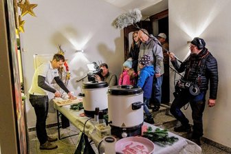 Wenn das Kamel im Weihnachtsberg stecken bleibt - Vor laufender Kamera ist der Stollen in Tannenberg angeschnitten worden - hier Familie Horatzscheck bei Bäckermeister Marcus Bräunig. 