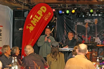 Wenn das Karl Marx wüsste: Über ein Treffen der letzten Kommunisten in Zwickau - MLPD-Landeschef Jörg Weidemann (rechts) und Parteisprecher Peter Weisspfennig (links) als Redner im „Eden“ in Zwickau.