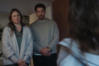 Wenn das Kind jedes Geheimnis kennt: Neu im Kino der deutsche Film „Was Marielle weiß“. - Felix Kramer als Tobias, Laeni Geiseler als Marielle und Julia Jentsch (links) als Julia in „Was Marielle weiß“.