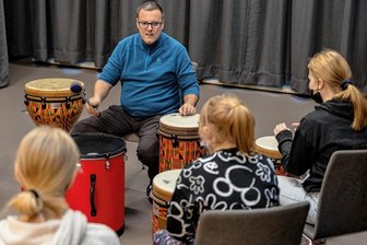 Wenn das Leben aus dem Takt gerät, kann Trommeln helfen - Falk Wichtlhuber leitet am Sächsischen Krankenhaus Rodewisch einen Drum Circle. Kinder und Jugendliche zwischen sechs und 18 Jahren, die psychisch krank sind, an Depressionen oder unter Borderline leiden, intro- oder extrovertiertes Verhalten zeigen, finden Freude am Rhythmus. 