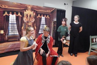Wenn das Salz fehlt: Märchenstück feiert Premiere im Erzgebirge - Feinschliff der „Salzprinzessin“ beim Probenlager der Stollberger Spielfreunde.