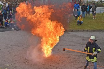 Wenn das Schnitzel lichterloh brennt: Großschirmaer Feuerwehrleute zeigen, wie die Flammen erstickt werden - Küchenbrand als Schauvorführung: Gerald Latour zeigt in Großschirma, wie heißes Fett mit Wasser abgelöscht wird: eine Stichflamme entsteht.