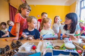 Wenn das Spielzeug Ferien macht - Für mehr Miteinander und Kreativität: Mittwochs bastelt sich die Mäusegruppe in der Stollberger Lebenshilfe-Kita Zwergenhaus mit Erzieherin Diana Mitzkus ihr Spielzeug selbst. Vorgaben gibt es nicht. 