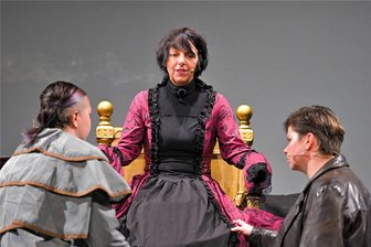 Wenn das Volk keine Schachfigur mehr sein mag - Fürstin Isabella (Kerstin Zähringer) mit ihren Söhnen Manuel (Lilou Burkhardt) und Cesar (Christine Bahr), die das Land mit Krieg überziehen.
