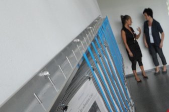 Wenn das Zeitunglesen zur Routine wird - Susan Neuhaus, Ausbildungsverantwortliche bei der IHK Chemnitz, und die beiden Azubis Maria Klingner und Kathleen Strauch (von links) schauten sich gestern ausgiebig im Druckzentrum um.