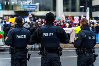 Wenn der Beruf die Psyche fordert: Was beim Abschalten hilft - In Berufen, in denen Beschäftigte viel Kontakt mit Menschen haben, ist die emotionale Belastung oft besonders hoch. Zum Beispiel bei der Polizei.