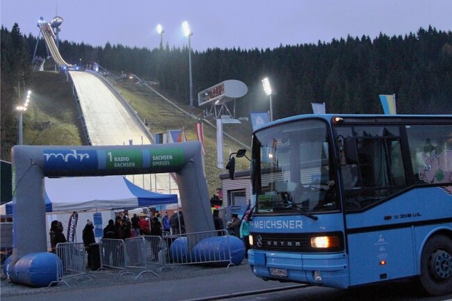 Wenn der Besuch der Vogtland-Arena in Klingenthal per Bus zur langen Stadtrundfahrt wird - Bei Veranstaltungen in der Klingenthaler Vogtland-Arena fahren in der Regel Sonderbusse. Mit dem Linienbus im Alltag, kann dagegen die Anreise fürBesucher kompliziert sein. 