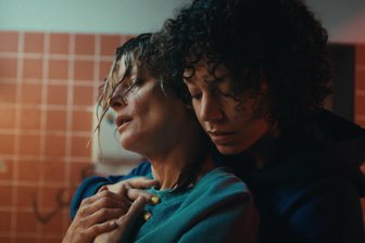 Wenn der Boden spricht: Blindgänger und menschliche Schicksale - Anne Ratte-Polle als Lane Petersen und Haley Louise Jones als Ava in einer Szene des Films „Blindgänger“. Ava will Lana Petersen kein positives Gutachten ausstellen.