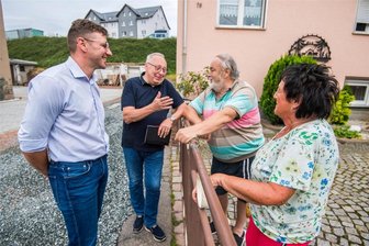 Wenn der Bürgermeister am Gartenzaun steht: Was wollen die Adorfer von ihrem Gemeindeoberhaupt wissen? - Bürgermeister Sascha Thamm (links) und Ortsvorsteher Bernd Bochmann (Mitte) machten mit ihren Gartenzaungesprächen am Zaun von Günther und Gabriele Thomas halt. Die beiden beschäftigte eine Diskussion um das Wegerecht zu ihrem Grundstück.